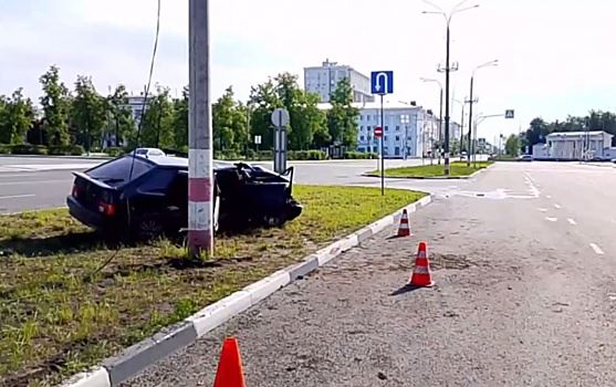 Автомобиль влетел в столб в Дзержинске: четверо пострадали