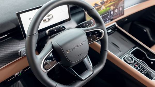 В России начались продажи семиместного кроссовера Chery российской сборки