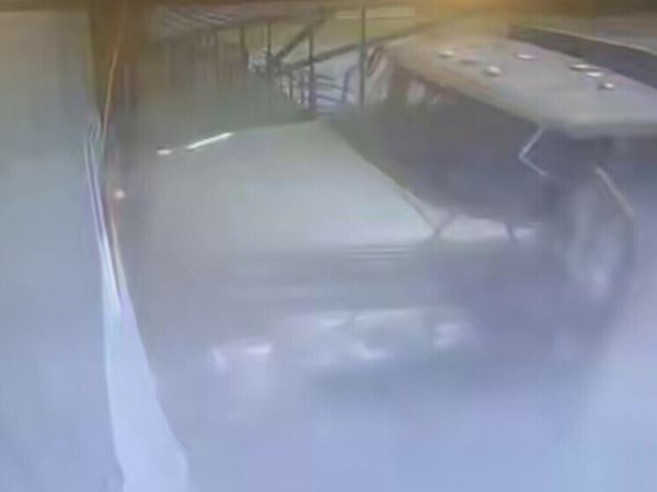 Пьяный водитель грузовика "в прыжке" въехал в здание, выпал и убежал: видео