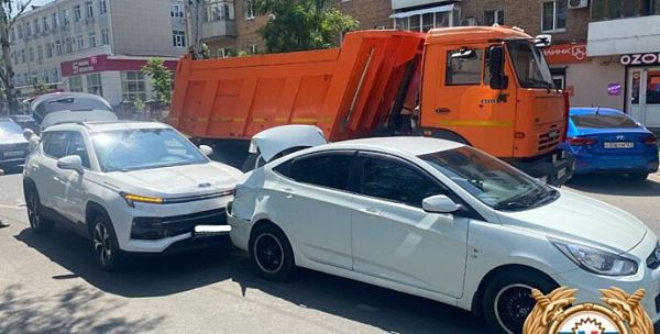 Пассажир такси пострадал в массовом ДТП в Ростове
