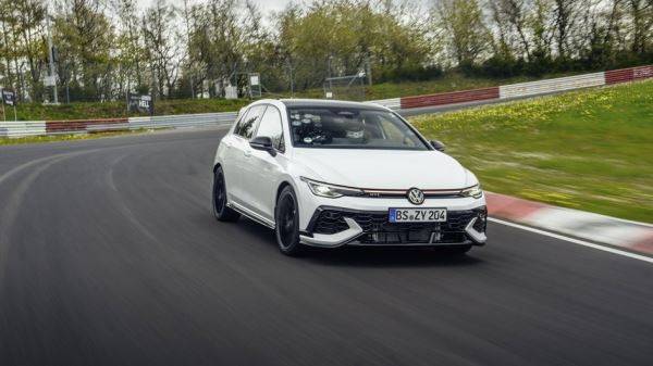 Volkswagen Golf GTI стал самой быстрой моделью марки на «Нюрбургринге»