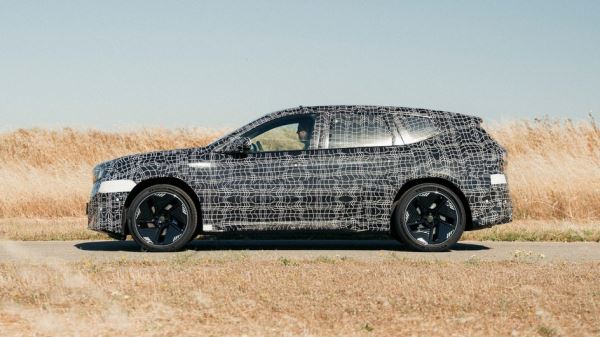 BMW научила машины самостоятельно включать поворотники