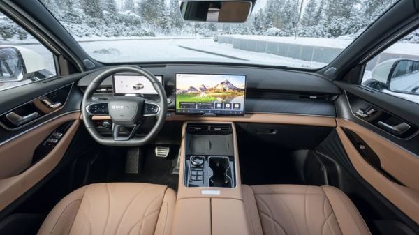В России начались продажи семиместного кроссовера Chery российской сборки