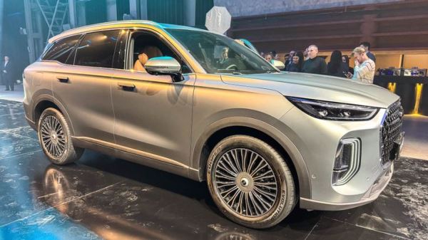 В России начались продажи семиместного кроссовера Chery российской сборки