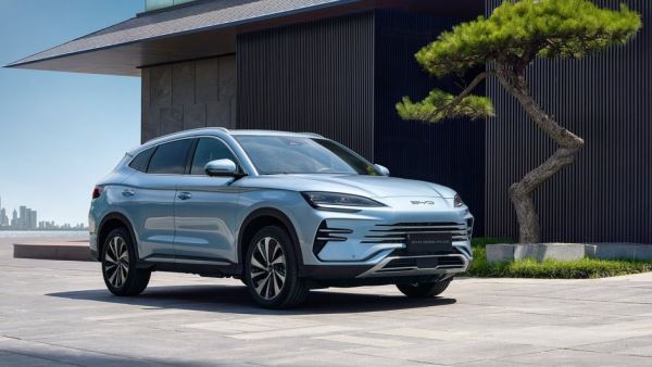 Президент Узбекистана вручил футболистам сборной по автомобилю BYD