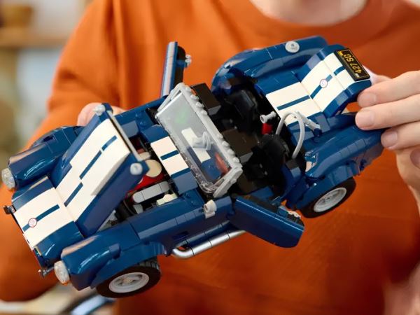 Lego пополнила линейку Icons культовой Shelby Cobra