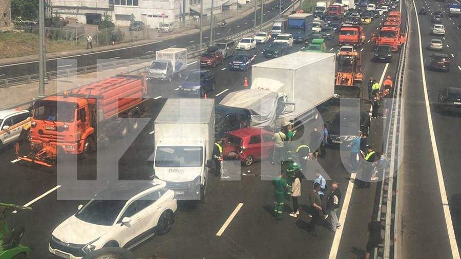 На Измайловском шоссе в Москве произошло ДТП с участием шести автомобилей