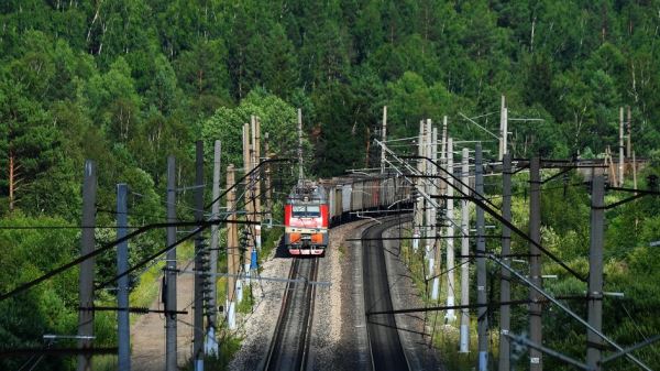 Обвал скалы в Туапсе задержал движение 10 поездов