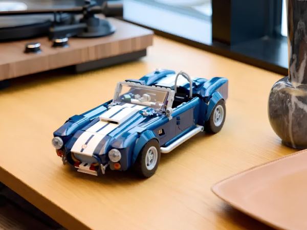 Lego пополнила линейку Icons культовой Shelby Cobra