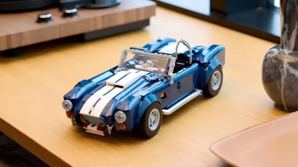 Lego пополнила линейку Icons культовой Shelby Cobra