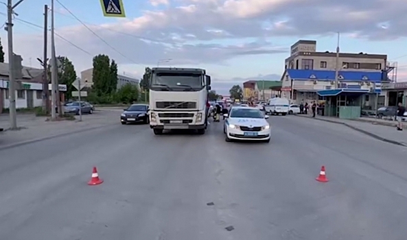 В Волгограде 64-летняя женщина погибла под колесами грузовика