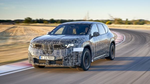 BMW научила машины самостоятельно включать поворотники