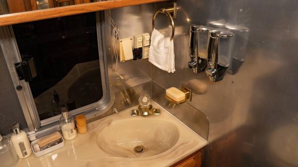 В Великобритании продают кемпер Airstream, простоявший 20 лет в сарае